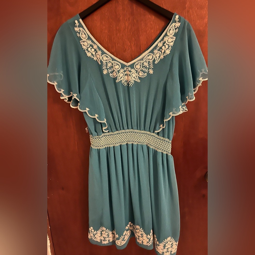 Dress with embroider collar, sleeves and waist